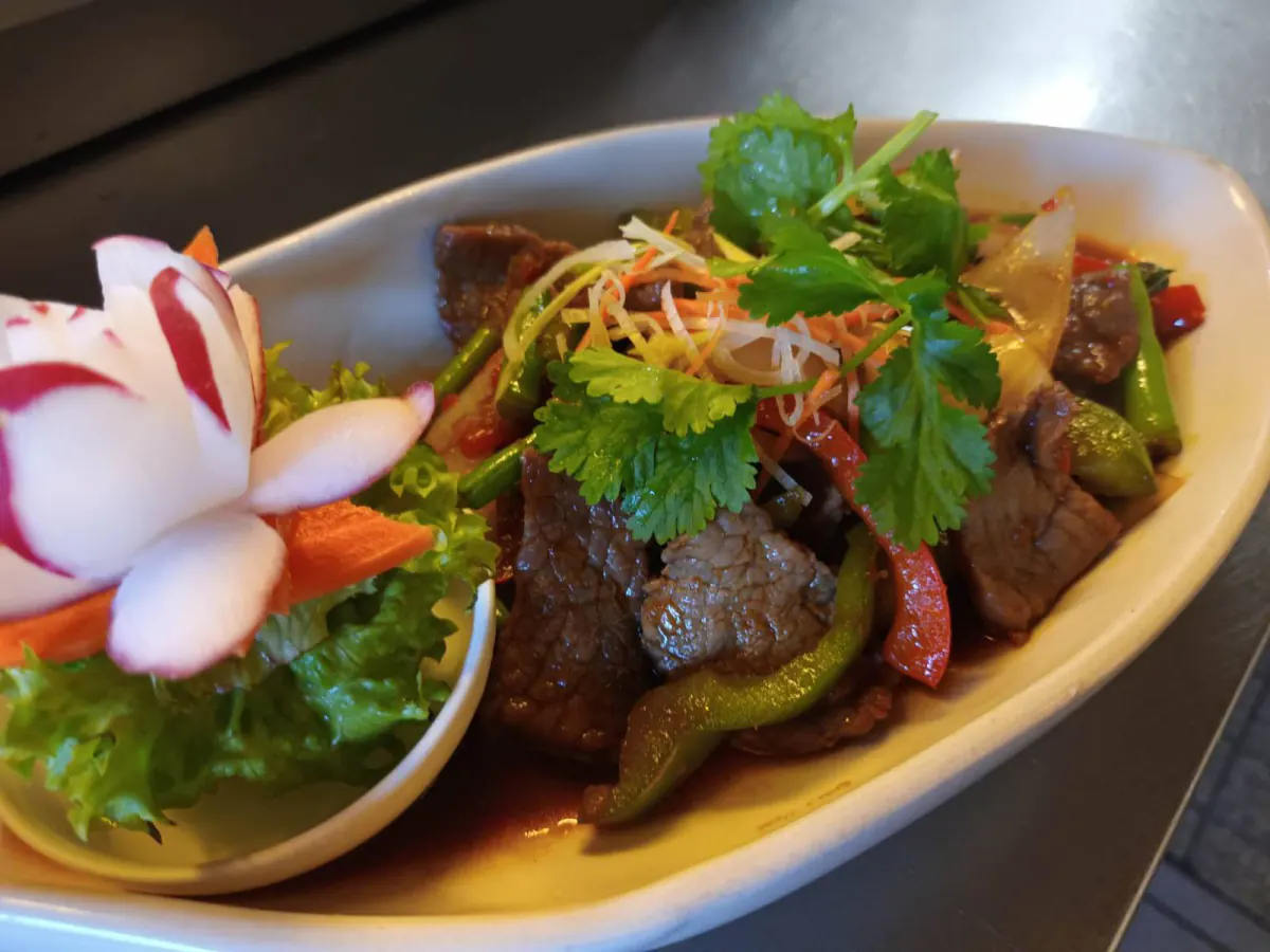 Gebratenes Rindfleisch mit Paprika, Koriander und Rettichblüte