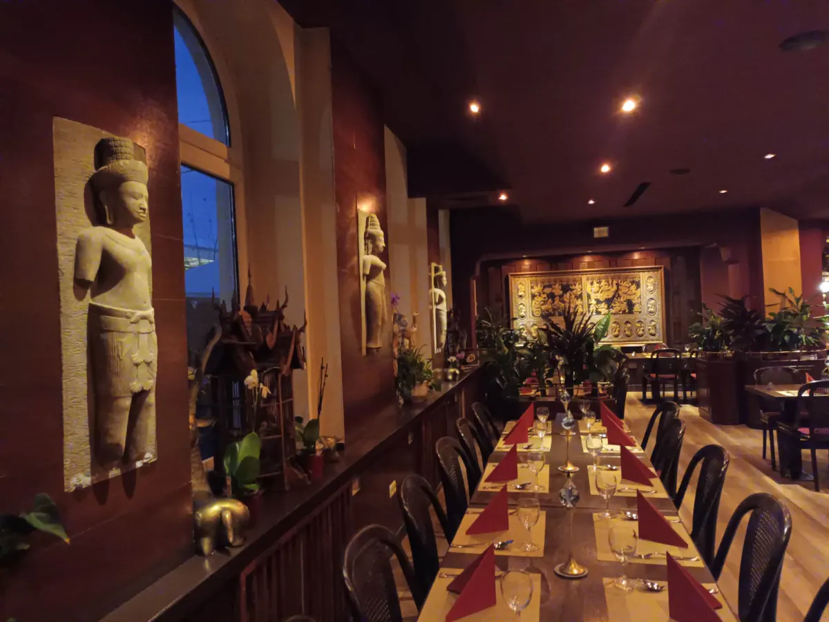 Gastraum des Thai-Restaurants Sabai Jai in Itzehoe mit Steinreliefs und gedeckter Tafel